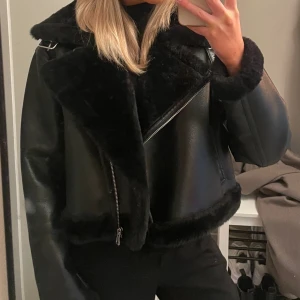 Fodrad skinnjacka  - Oversized fodrad skinnjacka från H&M. Näst intill oanvänd & inga skador eller fläckar.☺️