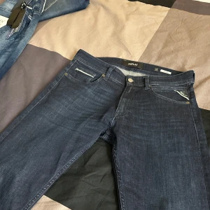 Mörkblå jeans från Replay - Säljer ett par snygga mörkblå jeans från Replay i modellen Grover. De har en klassisk femficksdesign med dragkedja och knapp. Perfekta för både vardag och fest! 🕺