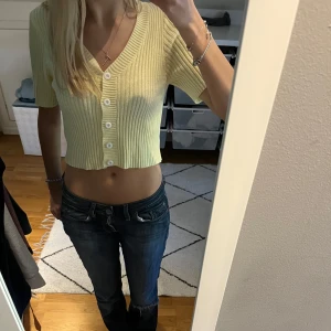 Gul kort kofta - Säljer en söt gul ribbad kort kofta 