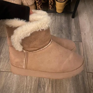 Beige boots  - Mysiga beige boots i mocka. Perfekt nu för vintern!  Vet inte vart bootsen kommer ifrån tyvärr. Pris kan diskuteras 🥰