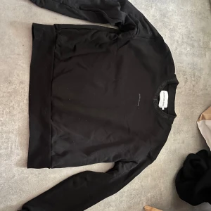 Svart tröja från Calvin Klein Jeans - Säljer en stilren svart tröja från Calvin Klein Jeans. Tröjan har en diskret logga på bröstet och ribbad krage med märkets namn. Aldrig använd!