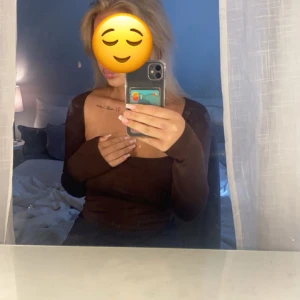 Brun långärmad topp från nelly  - Säljer en snygg brun långärmad topp från NLY Trend i storlek S. Perfekt för höst och vinter. 🥰 