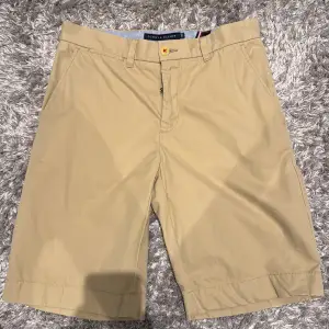 Säljer ett par klassiska beige shorts från Tommy Hilfiger i storlek 30. 