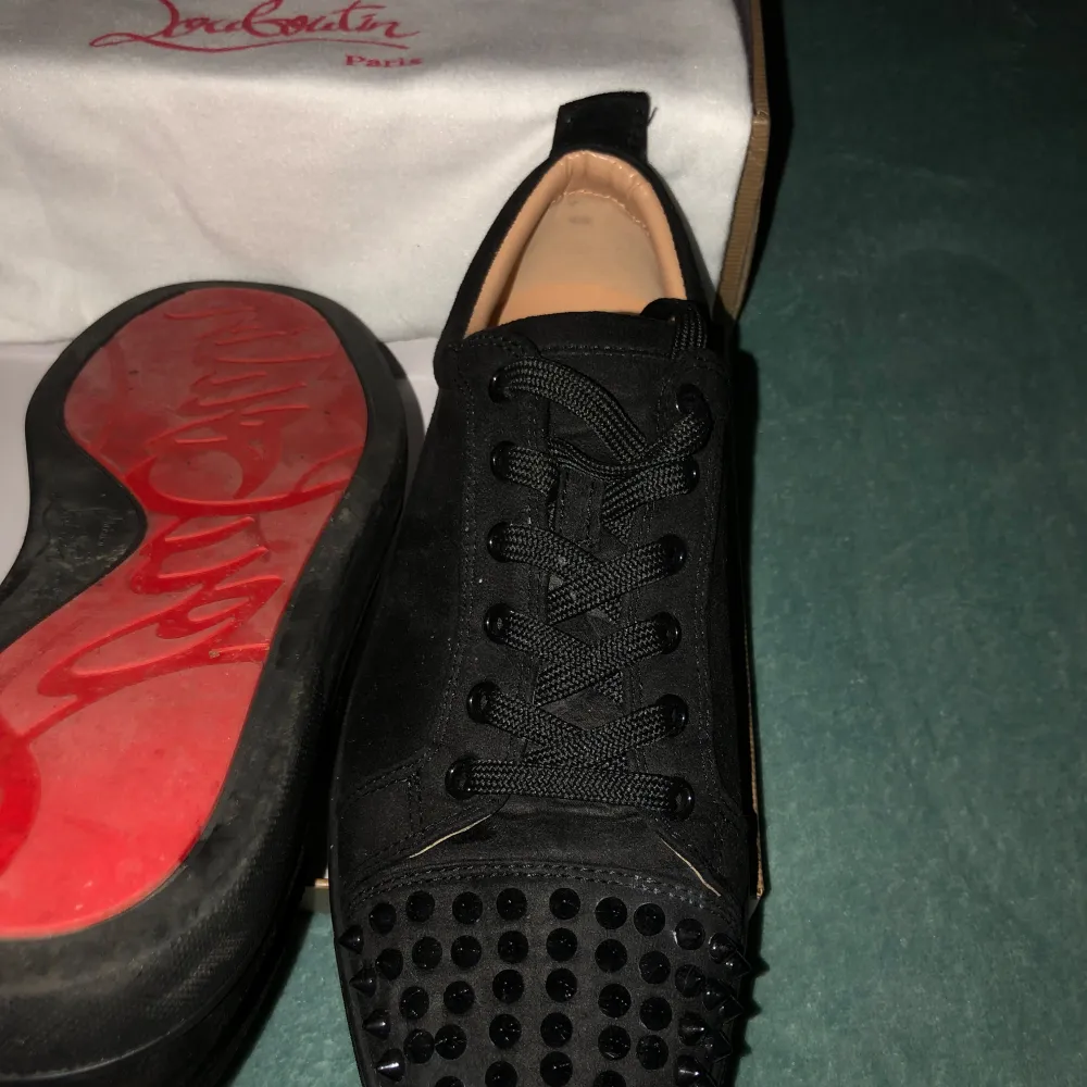 Säljer ett par svarta sneakers från Christian Louboutin i mycket bra skick. Använts 1 gång. Kommer med originalförpackning och dustbag.. Skor.