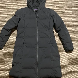 Patagonia dunkappa - Patagonia dunkappa I bra skick. Storleken är dam M. Den ser svart ut i bilden men är mörkblå.