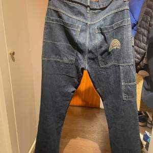 Säljer ett par mörkblå south pole jeans i bra skick. Det är i storlek 36 och passar M storlekar 