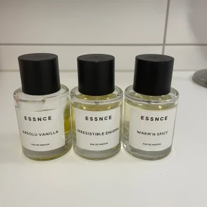 Absolou vanilla essnce - Säljer tre olika parfymer från Essnce: Absolu Vanilla, Irresistible Enigma och Warm'n Spicy. Alla flaskor är genomskinliga med svart lock och vit etikett. Perfekta för att variera doft efter humör och tillfälle. Köp alla tre för en komplett doftgarderob!
