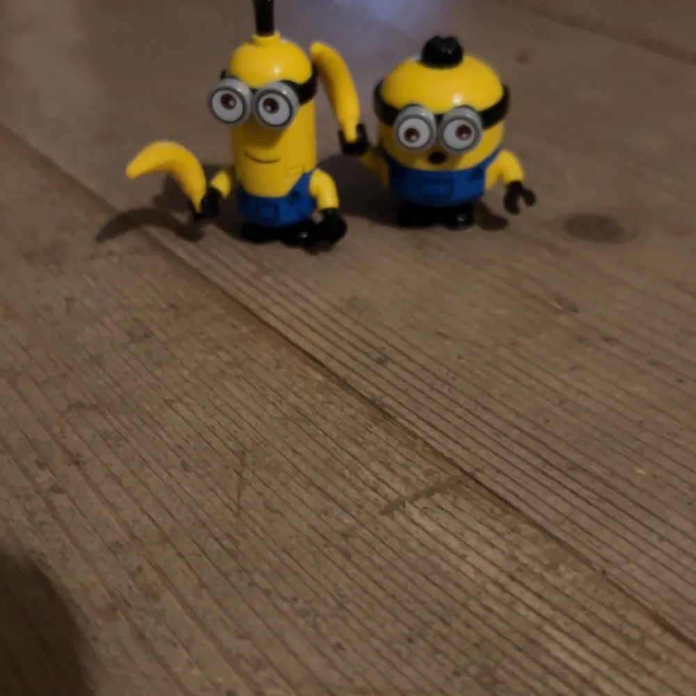 Ett LEGO-set med en lekplats för Minions, inklusive en orange rutschkana och två Minion-figurer. Setet har detaljer som en skylt med 'Gru's Lair' och små eldsflammor. Perfekt för fans av Minions-filmerna! Ska man ha med minion figurerna så blir det 75kr plus pris kan diskuteras så ifall man ska ha det blir det 275kr samalagt annars 200kr. Övrigt.