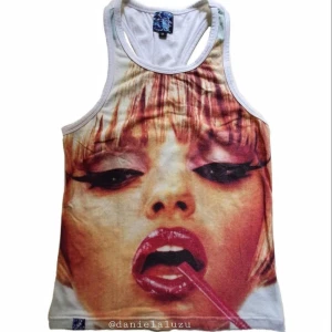 Vit linne med tryck - Coolt vintage linne med ett stort graphic tryck på framsidan. Perfekt för sommarens alla festivaler eller en dag på stranden. Linnet har en klassisk racerback-design och är tillverkat i ett mjukt och bekvämt material.