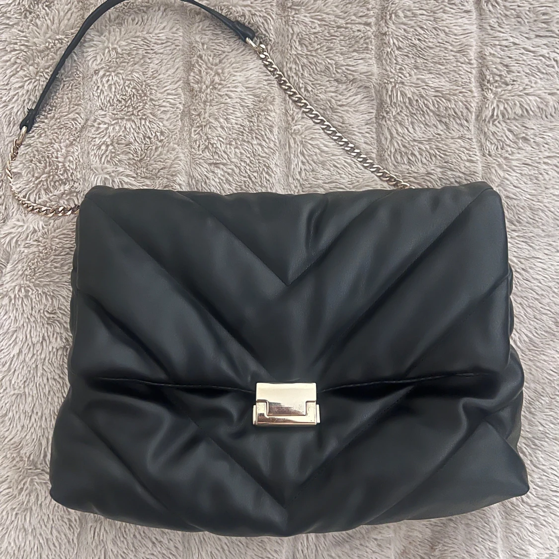 Svart quiltad axelväska med guld kedja ZARA