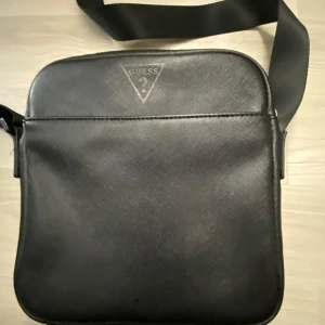 Guess axelväska - Jätte fin Axel väska använd fåtal gånger. Säljer den eftersom den inte passar min still hör av dig och du vill fler bilder eller mer information 