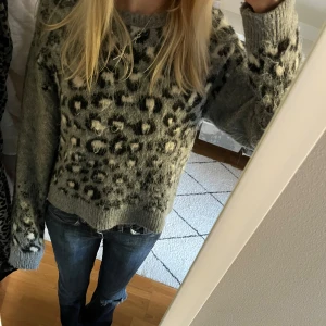 Leopardmönstrad tröja - Säljer en supermysig grå tröja med leopardmönster. Den är perfekt för höst och vinter. Den är i bra skick 