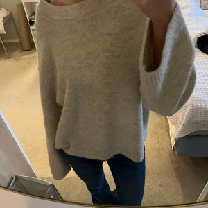 Beige stickad tröja - Säljer denna mysig beige stickad tröja i loose fit. Den är i väldigt bra skick, har använt några gånger bara💕Den är väldigt stor i storleken, den är i XS men passar som S/M 