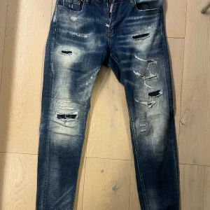 Blåa dsquared 2 jeans  - Säljer ett par sköna dsquared2 jeans som har blivit för små. Priset är inte hugget i sten!