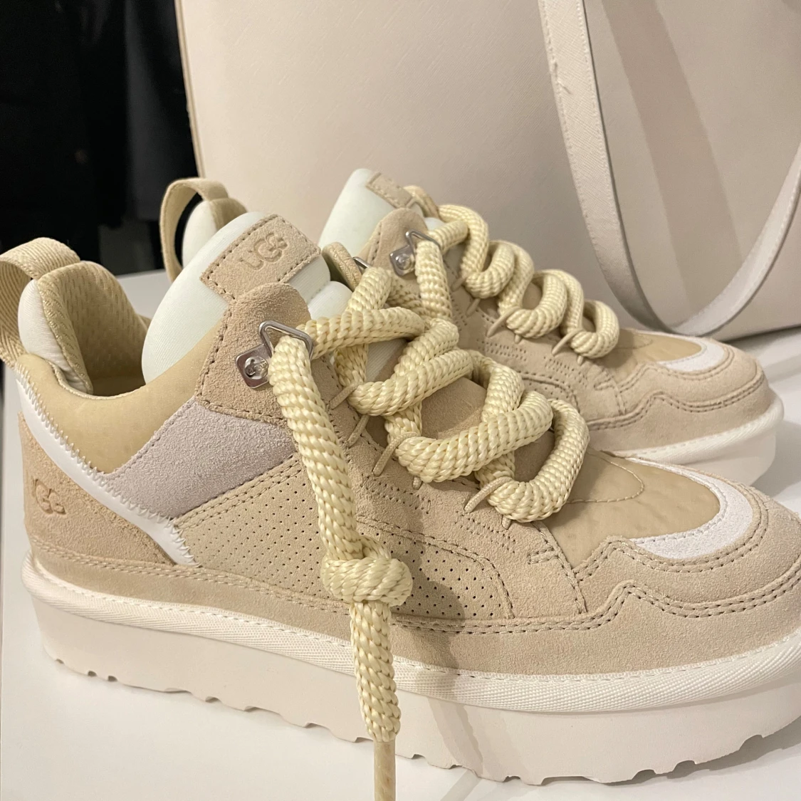 Beige sneakers från UGG