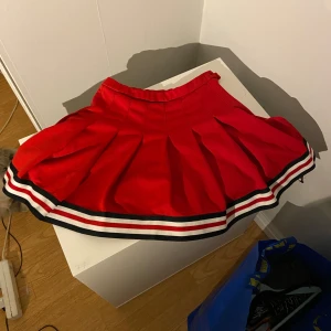 Vintage ”cheerleader” kjol - Vintage kjol som jag köpte på beyond retro för några år sedan, har knappt använt den tyvärr. Tjockt tyg, dragkedja på sidan och en knapp.  Hämtas i Norrköping eller skickas, köpare står för frakt