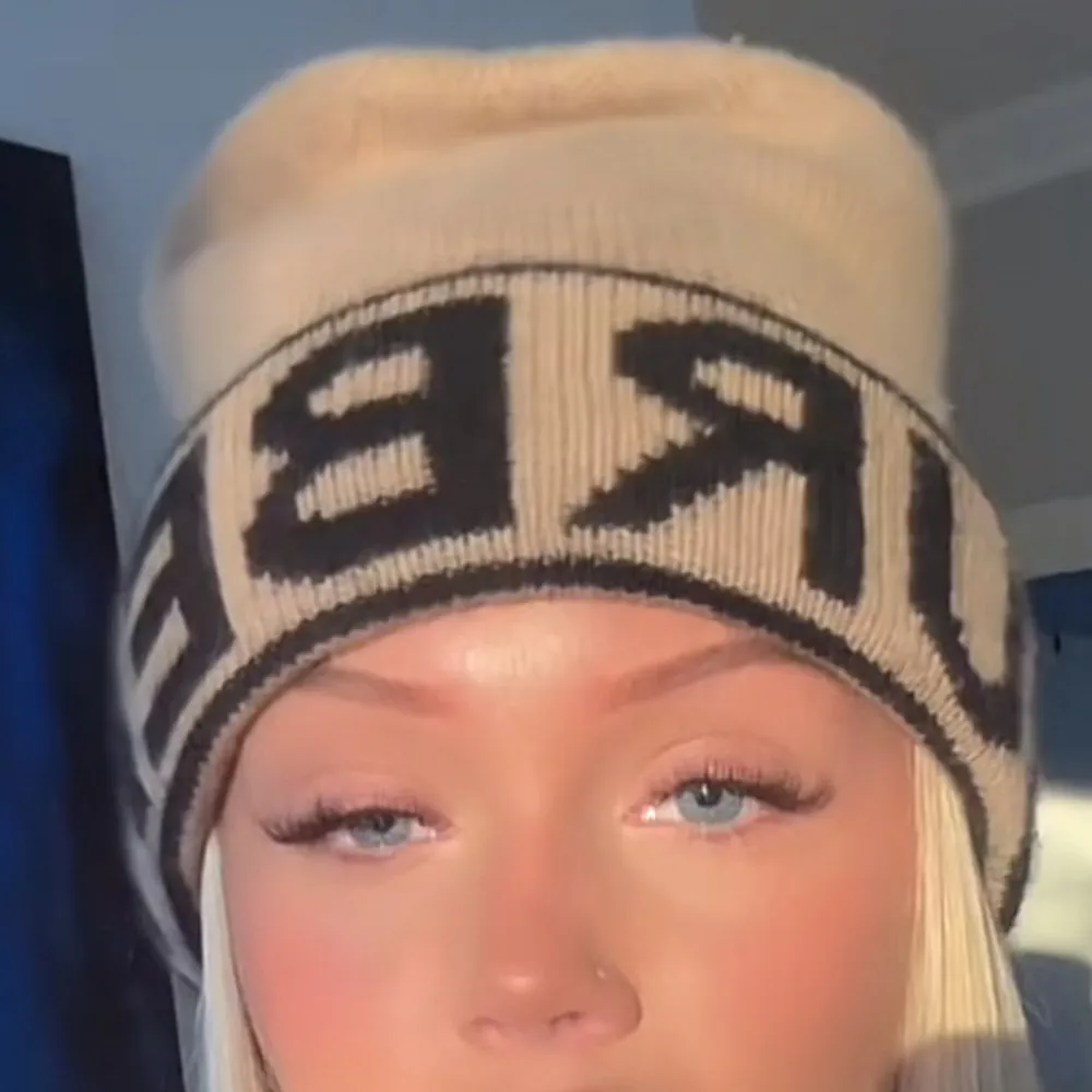 Snygg svart mössa från Burberry med vit text runt kanten. Perfekt för att hålla sig varm och stilren under kyliga dagar. Den är i mycket bra skick och passar till de flesta outfits. Kostar 1200 ny och är använd 2 ggr. Äkta! Kvitto finns.. Accessoarer.