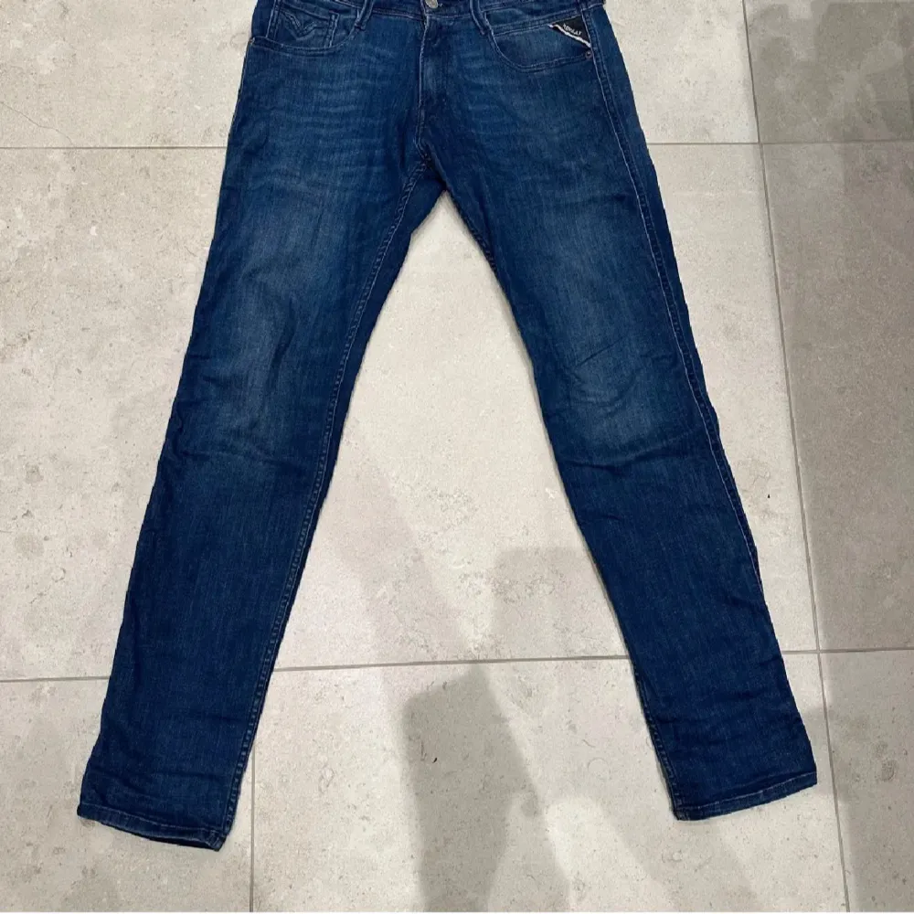 Säljer ett par snygga jeans i storlek 31/32  från Replay Anbass i färgen Medium Blue🤩. De har en klassisk femficksdesign och är i mycket bra skick. Perfekta för både vardag och fest! 🕺Hör av er vid minsta lilla fråga😊. Jeans & Byxor.