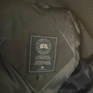 Svart Canada Goose vinterjacka från Canada Goose - Säljer en svart vinterjacka från Canada Goose i storlek M. Jackan är i mycket bra skick och perfekt för kalla vinterdagar. Den har en hög krage och praktiska fickor framtill. Passformen är normal och med en stilren design.