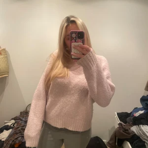 Ljusrosa stickad tröja - Stickad tröja från zara i strl s fint skick pris kan diskuteras❤️❤️