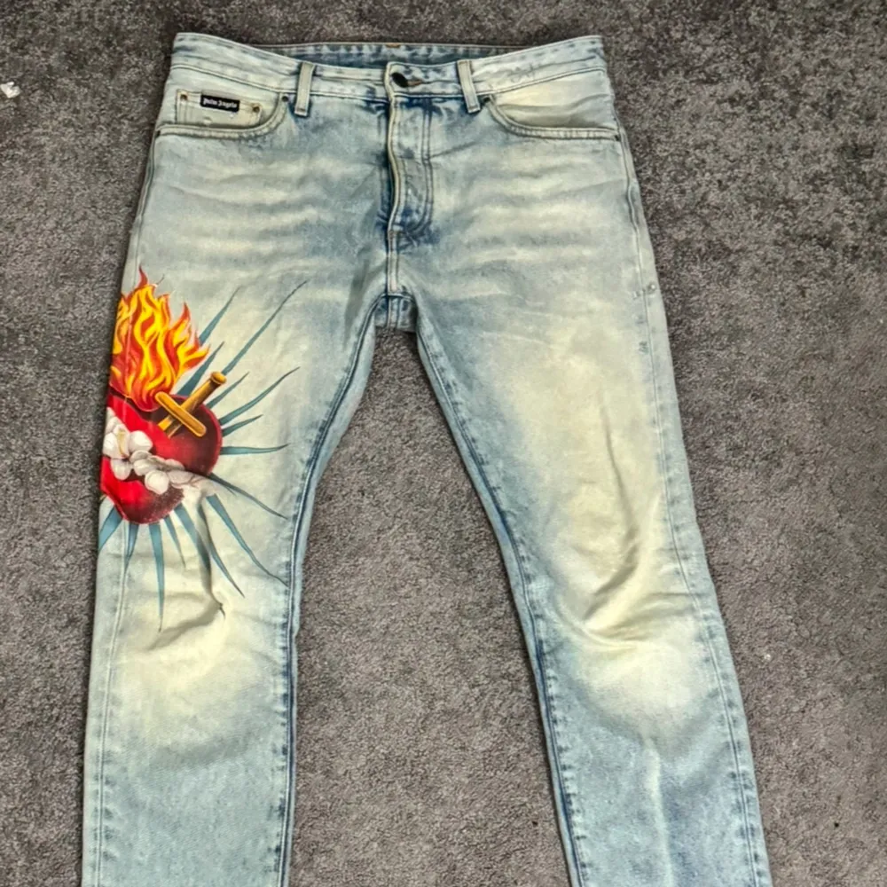 Säljer ett par Palm angels sacred heart modell som är extremt få av och svåra o hitta ny pris ligger ca 4-5 tusen pris kan diskuteras!. Jeans & Byxor.