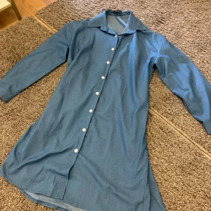 Blå långärmad skjorta från Emery Rose - Säljer en snygg blå långärmad skjorta från Emery Rose i storlek S. Skjortan har en klassisk krage och knappar hela vägen ner. Perfekt för både vardag och fest! 💙