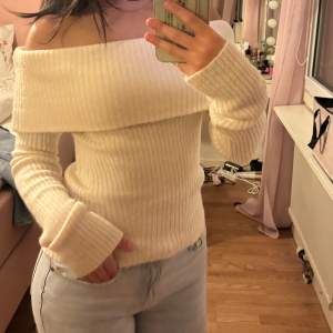 Superfin krämvit offshoulder tröja som är perfekt för både höst och vår. Den är ribbad och har långa ärmar. Endast använd en gång, säljer eftersom den inte kommer till användning 