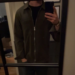 Olivgrön overshirt från Weekday - Säljer en stilren olivgrön overshirt från Weekday. Perfekt för höst och vår. Den är allmänt använd men helt felfri. Storlek Small