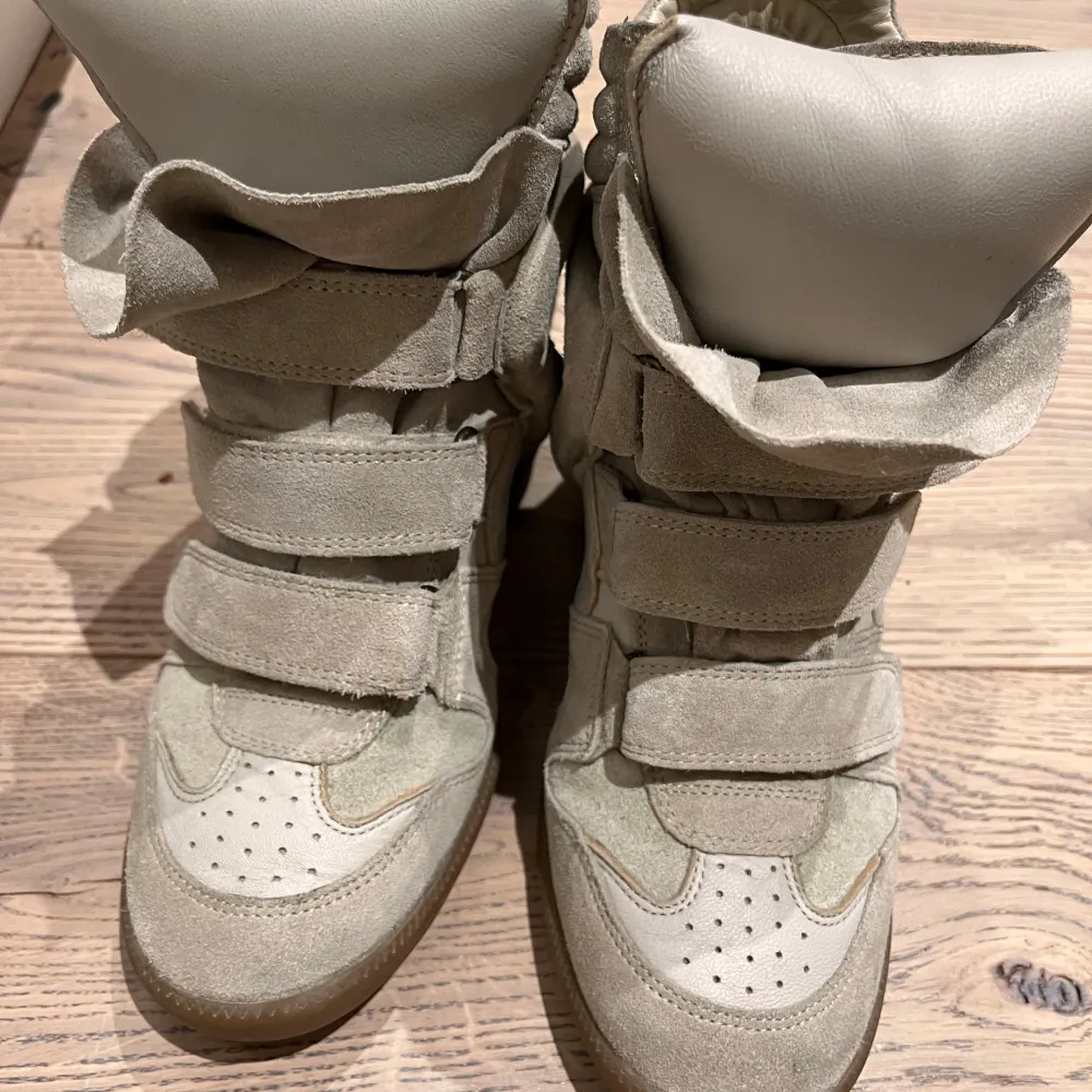 Säljer ett par snygga Isabel Marant beige sneakers i mocka med kilklack. Jag har inte kvitto.. Skor.