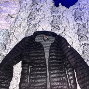 Svart pufferjacka från Colmar - Säljer en snygg svart pufferjacka från Colmar i mycket bra skick i storlek S-M. Jackan har en dragkedja framtill och två praktiska fickor med dragkedjor. Perfekt för höst och vinter, håller dig varm och stilren. Passar både till vardags och lite finare tillfällen. Buda tack!😁