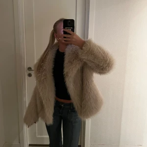 Beige pälsjacka - Säljer en supermysig beige pälsjacka i storlek XS men passar även som S då den är lite oversized, Säljer pga att den tyvärr aldrig kommit till användning 
