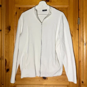 Full zip  - Full zip från ESPRIT, skick 9/10, storlek M passar 175 till 185 cm. Nypris 899kr