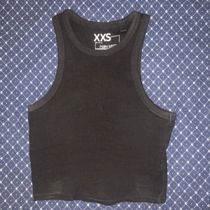 Svart ribbad linne från new yorker - Jättefint linne som är sparsamt använt och har inga defekter alls. Köpt från new yorker för ett tag sedan, toppen är perfekt som ett bas plagg eller till en sommardag! Jättefin och skön.