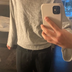 Grå merinoulltröja - Säljer en supermjuk grå tröja i 100% merinoull från märket Cubus. Använd 1 gång.