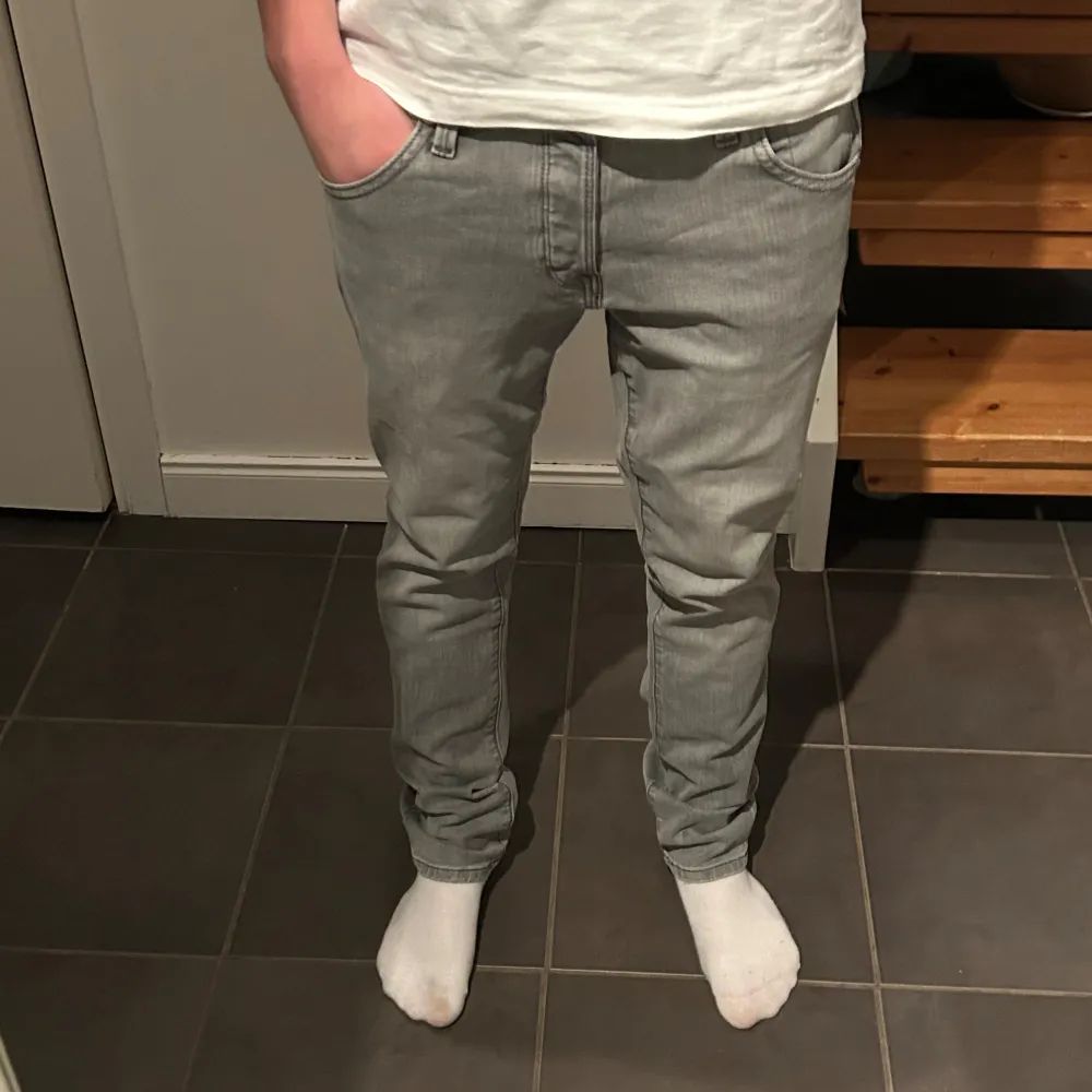 Säljer ett par snygga grå jeans från Jack & Jones i modellen Glenn. De är helt nya o aldrig använda. Nypris 700. Hör av dig vid funderingar . Jeans & Byxor.