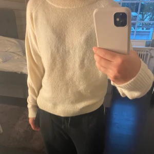 Ljusbeige/krämvit stickad, Vero Moda - Säljer en superfin vit stickad tröja från Vero Moda. Säljer då jag har flera liknande och denna kommer ej till användning. Använd 1 gång
