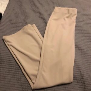 Beige byxor - Säljer ett par snygga beige byxor i storlek L. De har en klassisk och stilren design med en bekväm passform. Perfekta för både vardag och festliga tillfällen. Passar bra till höst- och vårgarderoben!