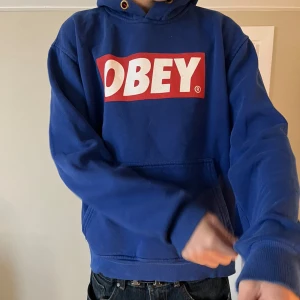 OBEY hoodie - Cool blå hoodie från obey💥