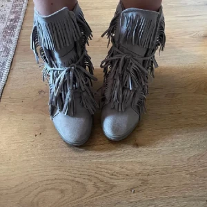 Fransskor  - LÅNAD FÖRSTA BILD!! Säljer ännu ett par av dessa populära fransskor med klack i storlek 38