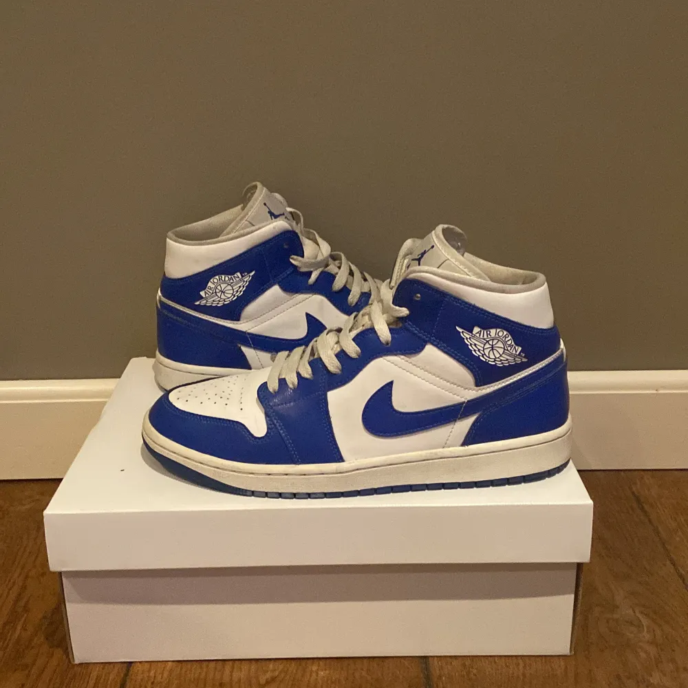 Detta är ett par Jordan 1 mid Kentucky blue. Storlek 44. Skick är 9/10. De är bara använda ett par gånger. Köpta för 2800. Skor.