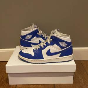 Detta är ett par Jordan 1 mid Kentucky blue. Storlek 44. Skick är 9/10. De är bara använda ett par gånger. Köpta för 2800