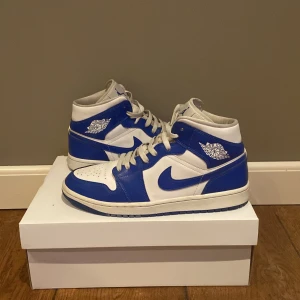 Jordan 1 mid  - Detta är ett par Jordan 1 mid Kentucky blue. Storlek 44. Skick är 9/10. De är bara använda ett par gånger. Köpta för 2800