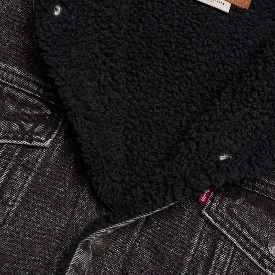 Svart jeansjacka med pälsfoder från levi’s - 93