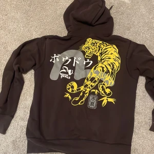 Evisu hoodie  - Evisu hoodie med tryck på baksidan. Använd fåtal gånger