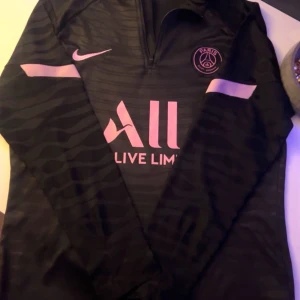 Psg tröja - Säljer min snygga Psg tröja med rosa detaljer.  Perfekt för träning eller vardag. Den är i mycket bra skick, knappt använd. Den är från manavdelnigen i storlek S. 