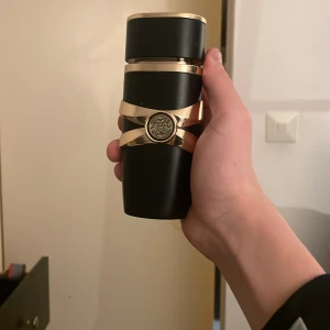 Lattafa assad parfym - Tjena säljer nu min Lattafa assad parfym 100ml.     Den här används bara ett fåtal gånger och kanske finns 85 ml kvar i den, jag säljer den då jag har andra parfymer