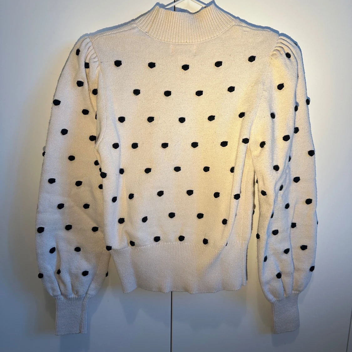 Vit stickad tröja med svarta prickar - 90