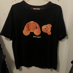 Palm Angels - Palm Angels tshirt i storlek M. Toppskick och används ej längre därav sälj
