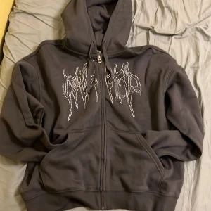 Grå hoodie från Weekday (oanvänd) - Säljer en svart hoodie från Weekday i storlek S. Den har en fin rhinestone design på framsidan.                        Koftan är helt oanvänd och har kvar taggar plus kvitto då den var alldeles för liten för mig.                        Priset går att förhandla 
