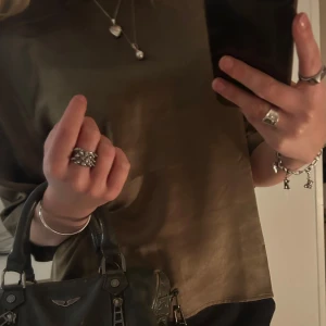 Trekvartsblus/tröja - Säljer en olivgrön trekvartsärmad blus/tröja. Passar bra till både vardag och festliga tillfällen. Köpt för 700. Sparsamt använd! 💗